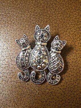 Vintage Silver Cat Trio Brooch - Decorative Pet-Themed Brooch